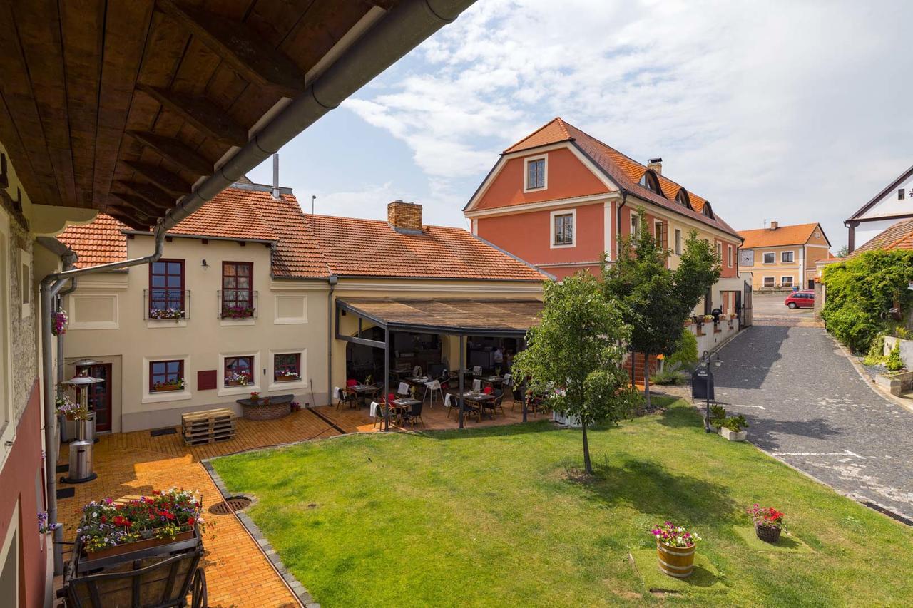Hotel Dvur Hoffmeister Velké Číčovice 외부 사진